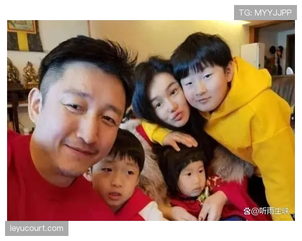 看到邹市明拎着名牌购物袋进楼下小超市，隔壁阿姨差点晕过去